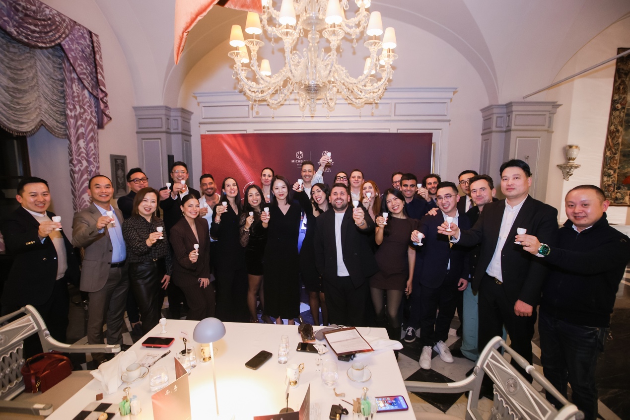 一群人站在桌子边
AI 生成的内容可能不正确。